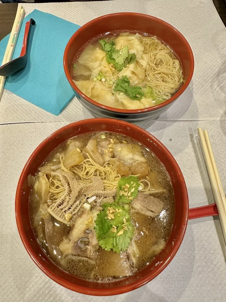 Soupe Ragoût de Bœuf Et Soupe de Raviolis Crevettes